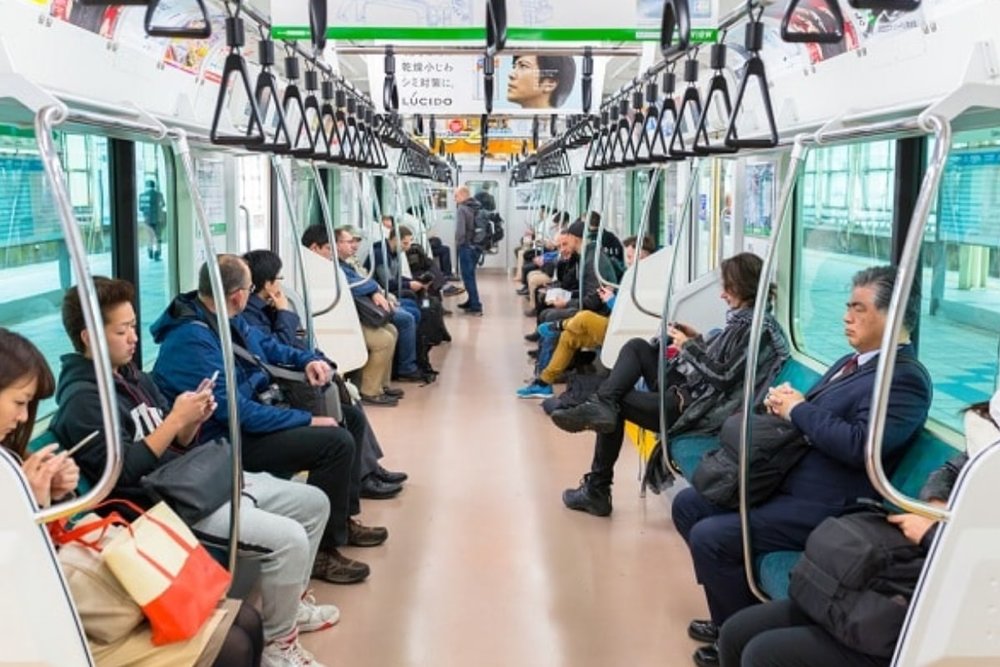 Văn Hóa Ăn Uống Trên Tàu Điện Nhật Bản