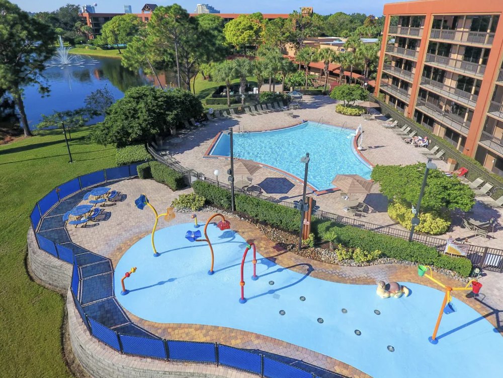 Rosen Inn buena vista pool and splash zone with water views best budget place for where to stay in disney world orlando