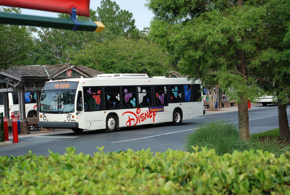 Disney bus in Walt Disney World Resort in Orlando, Florida / Photo Credits: Manop on Wikimedia Commons