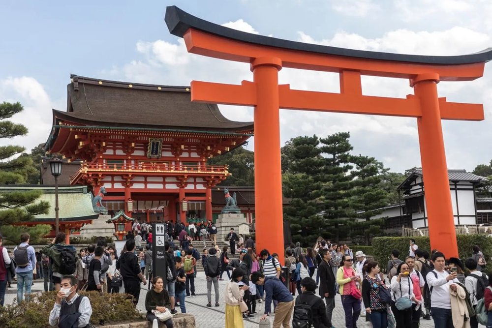 Fushimi Inari Taisha - Đi Bộ Qua Cổng Torii Đỏ Trong Không Khí Tết Nhật