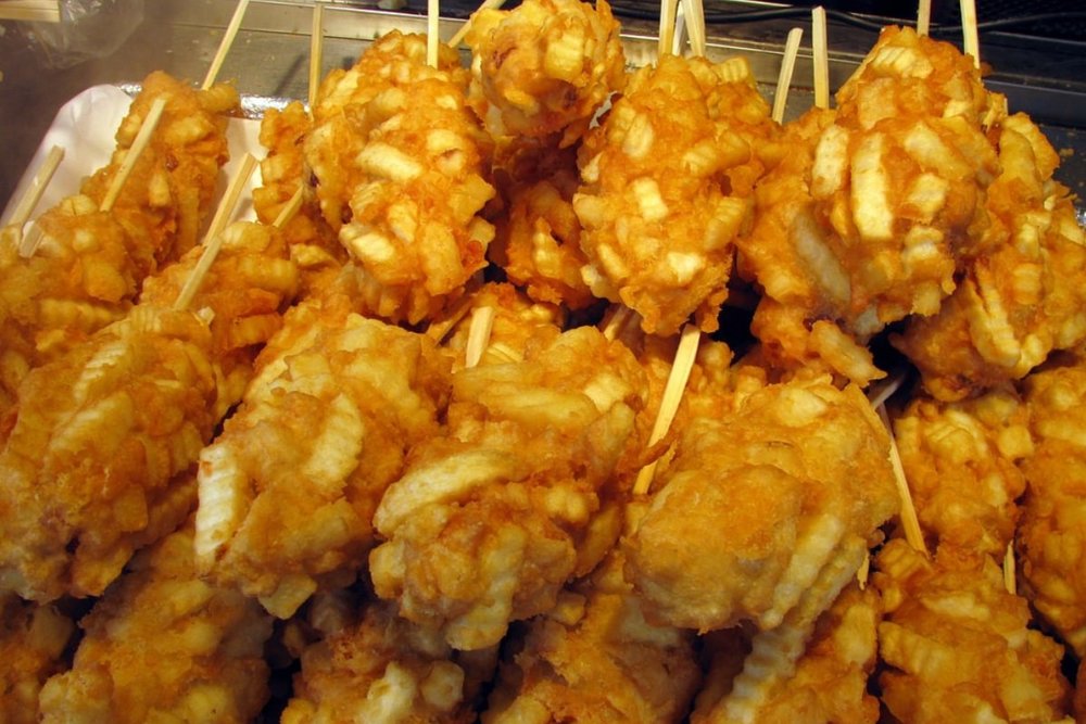 Khoai Tây Chiên Bọc Hot Dog: Sự Giao Thoa Đầy Sáng Tạo Của Ẩm Thực Đường Phố Hàn Quốc