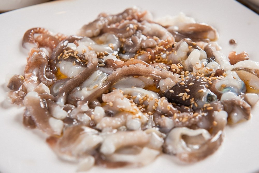 Bạch Tuộc Sống Sannakji: Ẩm Thực Độc Lạ Của Xứ Sở Kim Chi