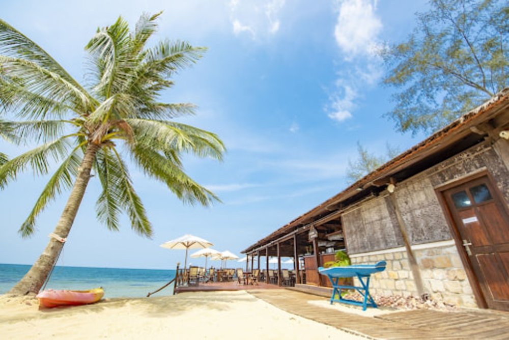  Phu Quoc Eco Beach Resort’s outside area with a view of the sea.