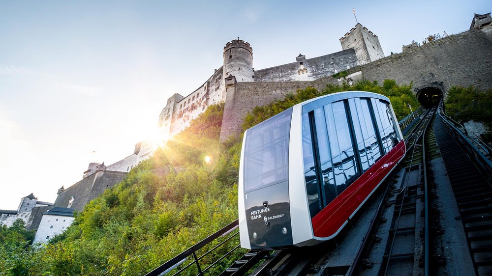 Buổi Sáng: Chinh Phục Pháo Đài Hohensalzburg & Ngắm Toàn Cảnh Thành Phố