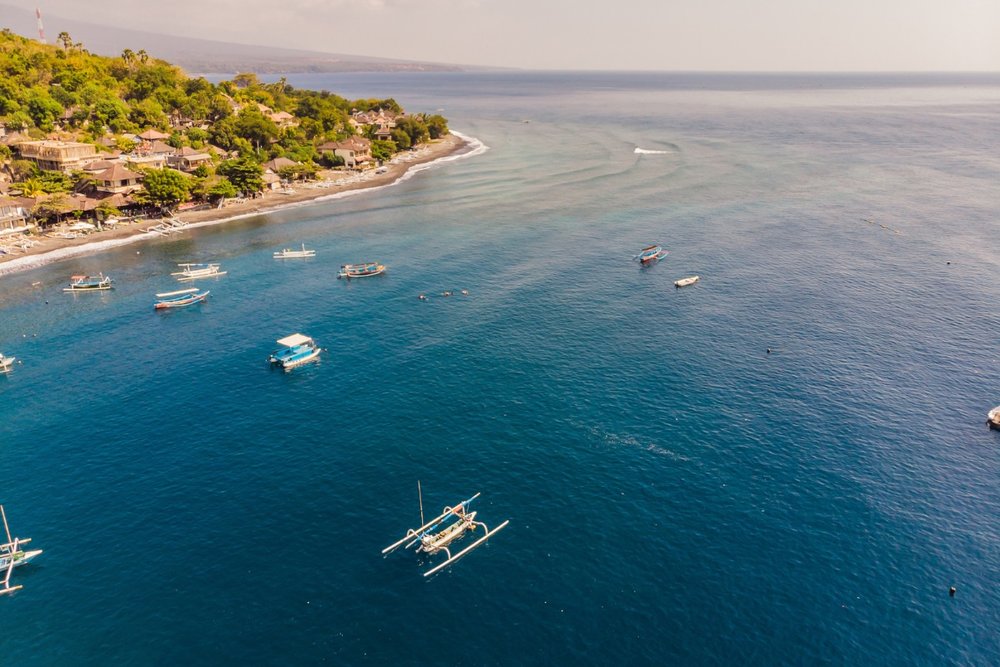 Jemeluk Bay (Amed) – Khám Phá Rạn San Hô Bên Bãi Cát Đen