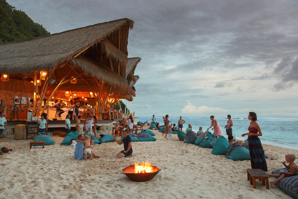 Sundays Beach Club – Trải Nghiệm Đốt Lửa Trại Bên Bờ Biển
