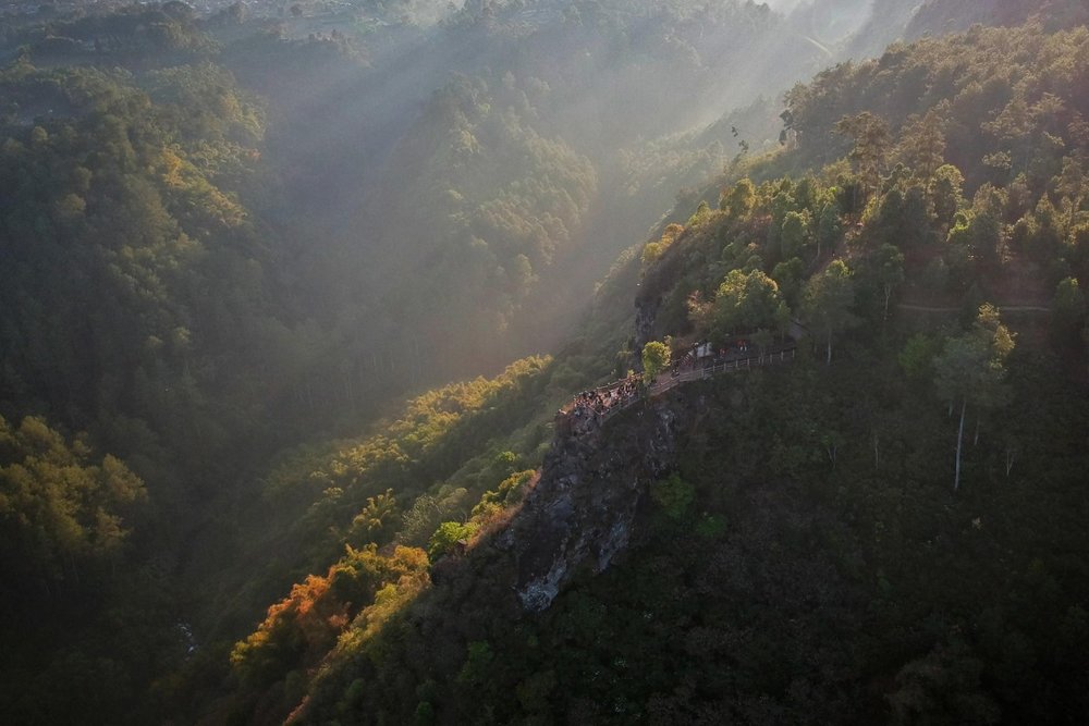 Vách Đá Tebing Keraton – Đón Bình Minh "Triệu Đô" Trên Đỉnh Hoàng Gia