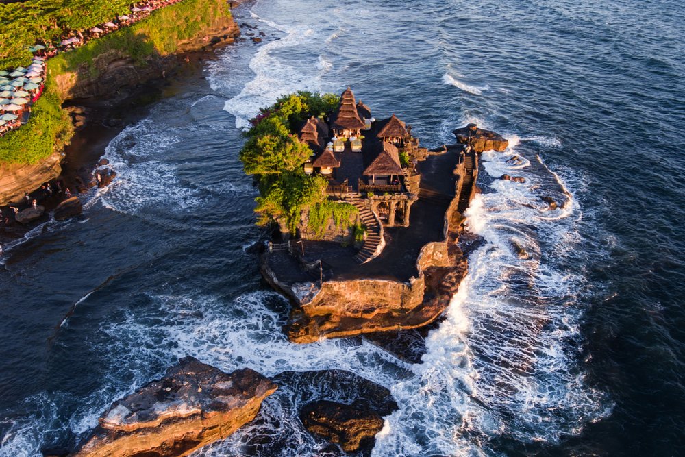 Đền Tanah Lot – Biểu Tượng Linh Thiêng Giữa Biển Khơi