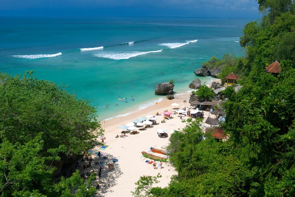 Bãi Biển Padang Padang – Thiên Đường Lướt Sóng Và Điện Ảnh