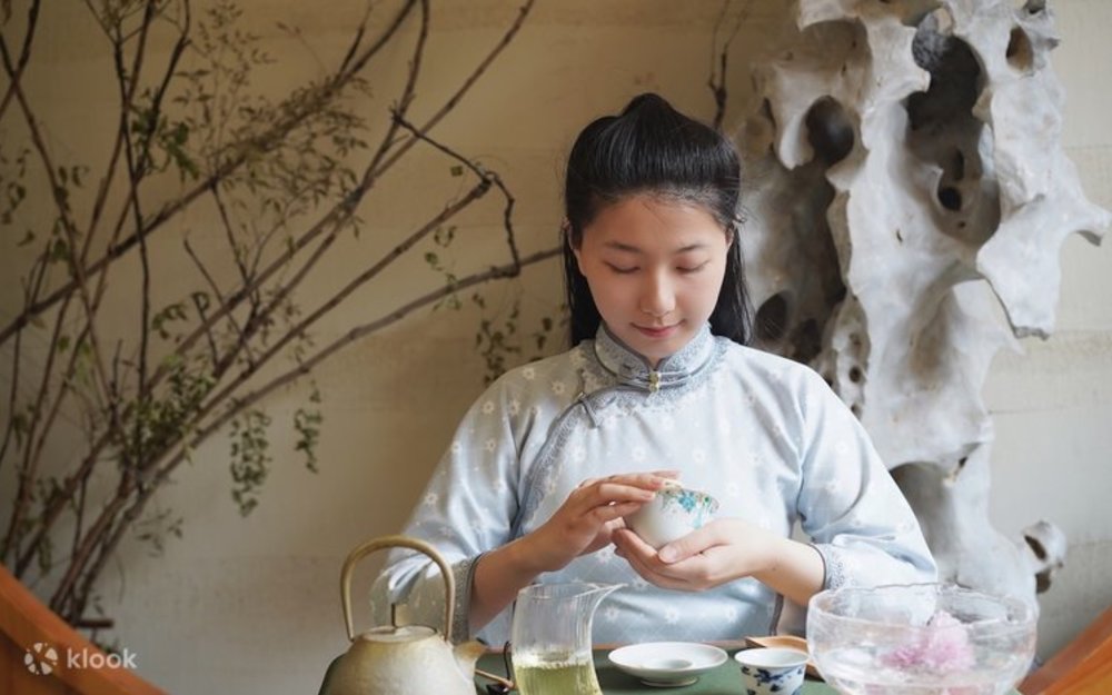 Thưởng Trà Giữa Không Gian Tĩnh Tại