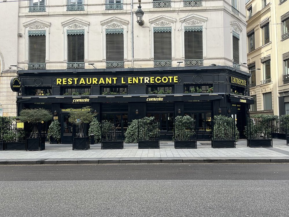 Exterior of L’Entrecôte restaurant in Bordeaux city center