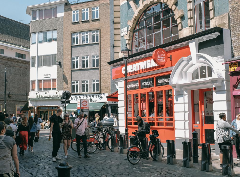 Bar with Fast Food Along Street in London | Photo Credit: Huy Phan on Pexels