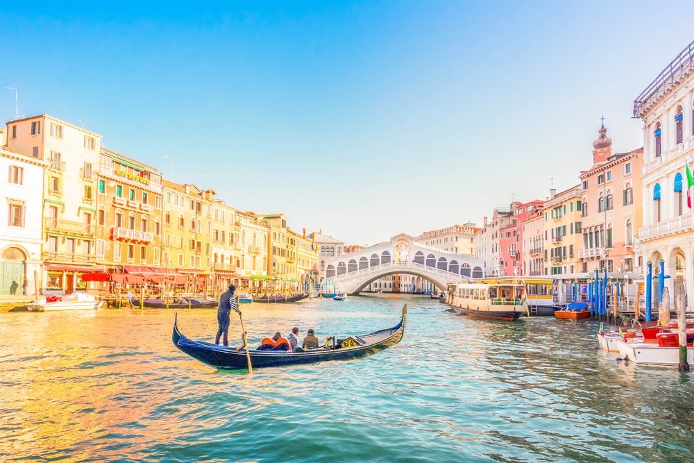 Thuyền Gondola – Trải Nghiệm Độc Bản Giữa Các Kênh Đào