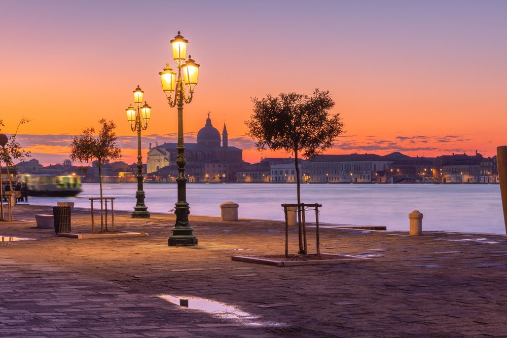 Hoàng Hôn Ở Zattere – Khoảnh Khắc Vàng Bên Bờ Kênh Lớn
