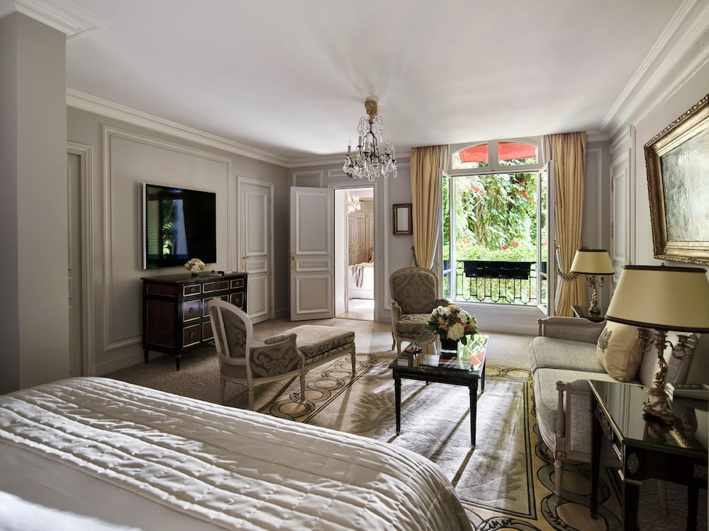 Hotel room at Hôtel Plaza Athénée