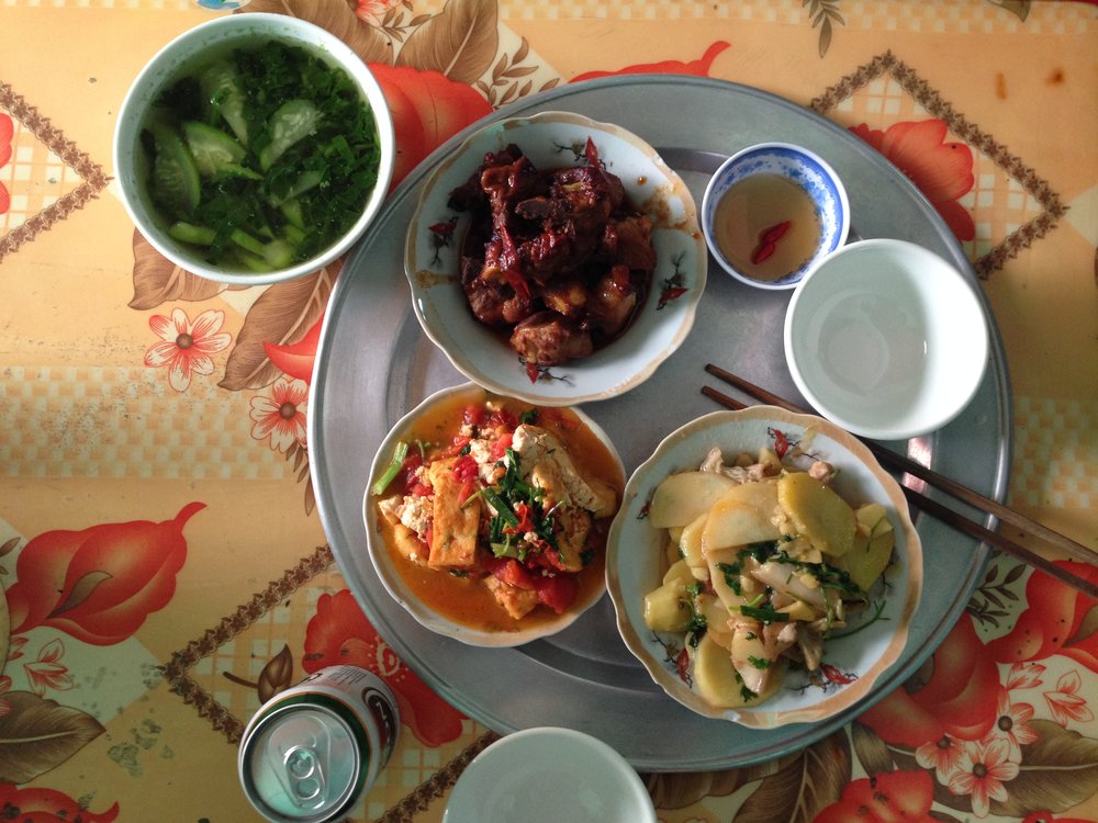A modern daily Vietnamese meal served on a Cái Mâm (serving tray) / Photo Credits: Hoangkid on Wikimedia Commons