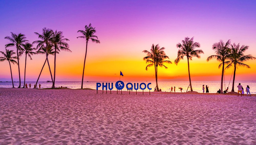 Sunsets at Phu Quoc island / Photo Credits: HaiLightHouse on Wikimedia Commons