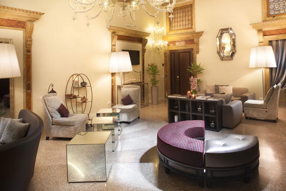 Arcadia Boutique Hotel Venice lobby featuring chandelier and boutique-style lounge