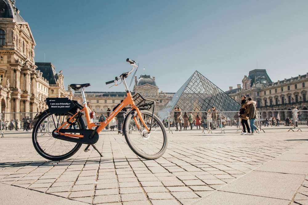 A bike that can be used to tour around Paris