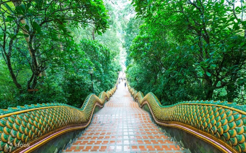 Buổi Trưa Ăn Tại Quán Địa Phương Trên Núi