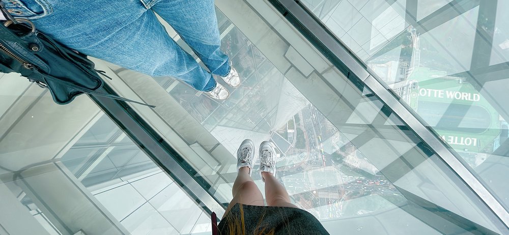 Glass floors at Lotte World Tower
