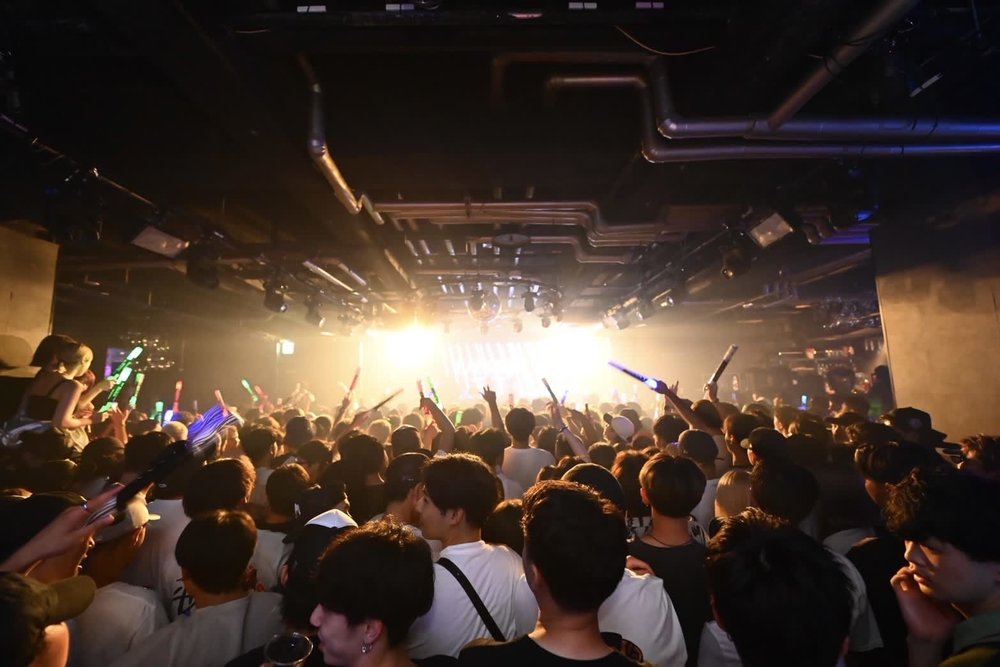 People partying in Lagoon Hiroshima 