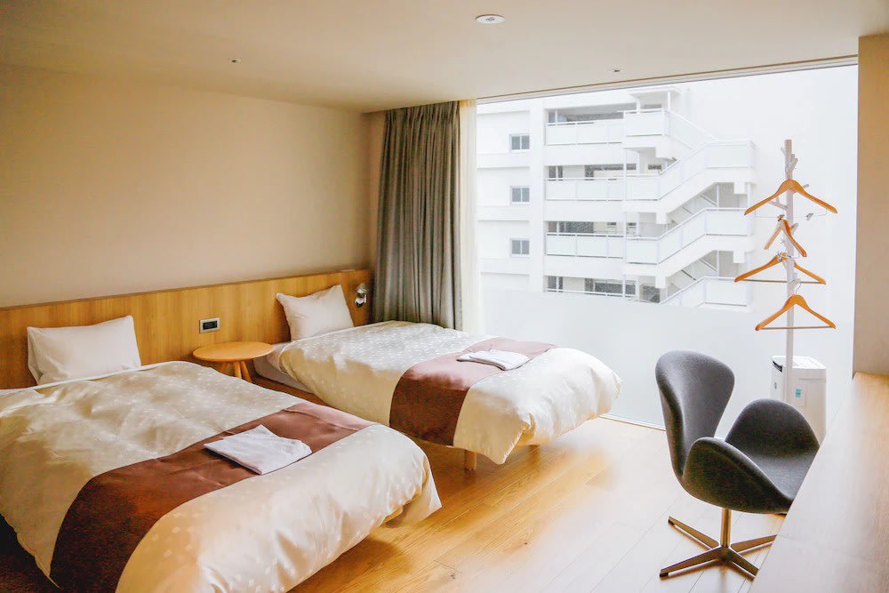 Hotel Comfact Tokyo room with twin beds and natural light