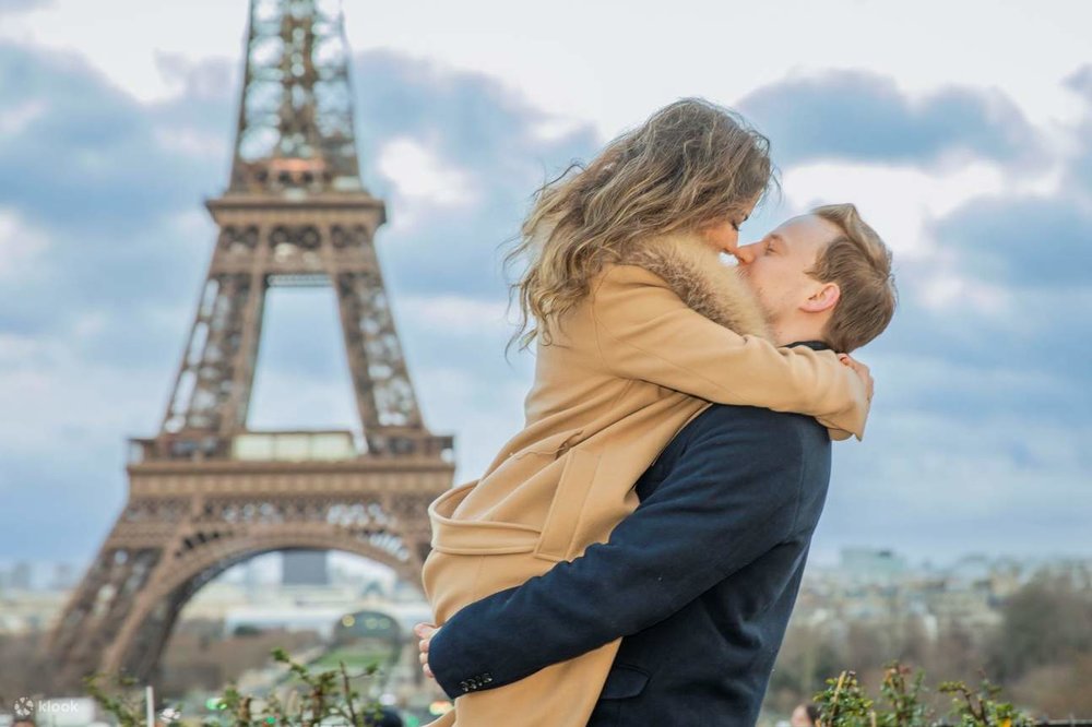 et photographed with the beauty of Paris as your background