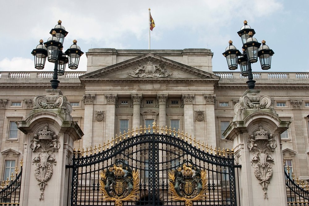 Buckingham Palace gates and facade, iconic royal residence in London