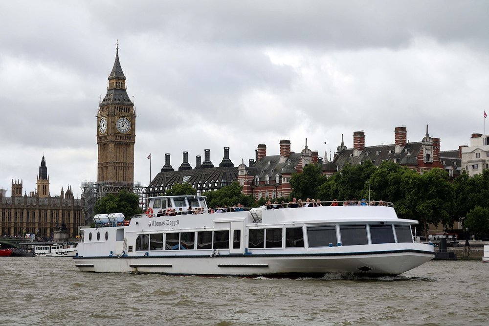 Thames river cruises passing Big Ben | Photo Credits: Michael Hammond on Wikimedia