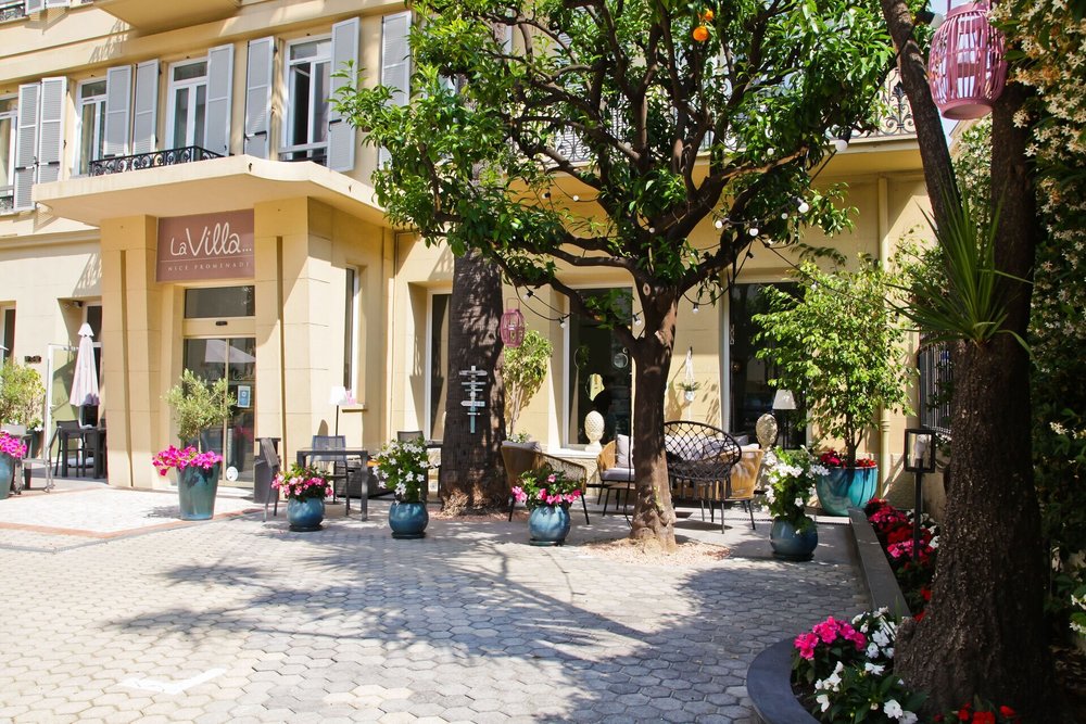 La Villa Nice Promenade exterior with garden courtyard near the beach