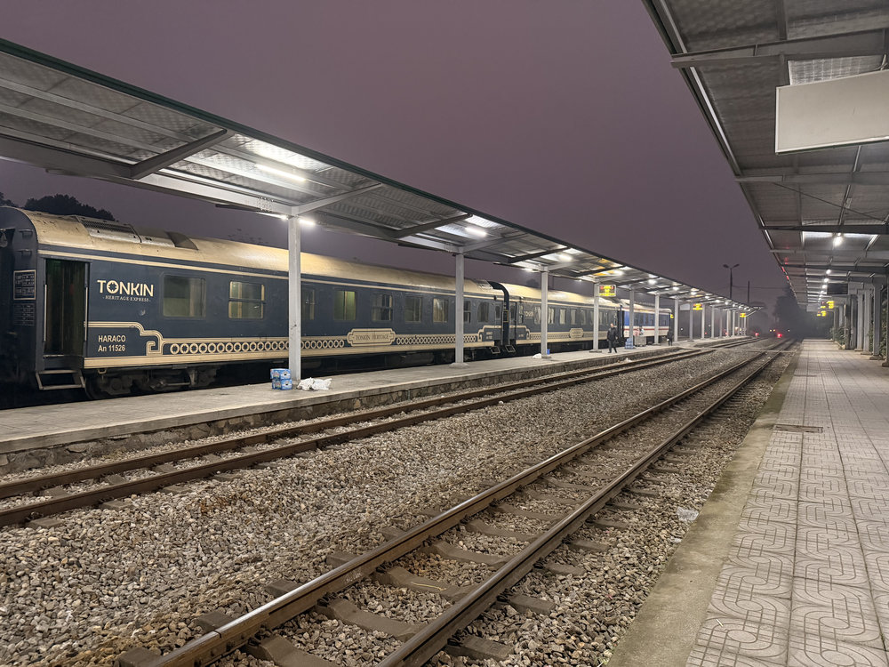 SG - hanoi sleeper bus vs train