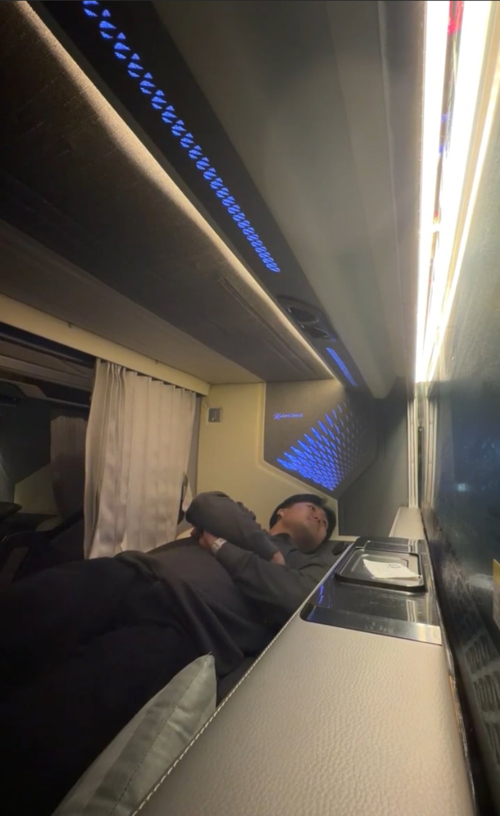 SG - hanoi sleeper bus vs train