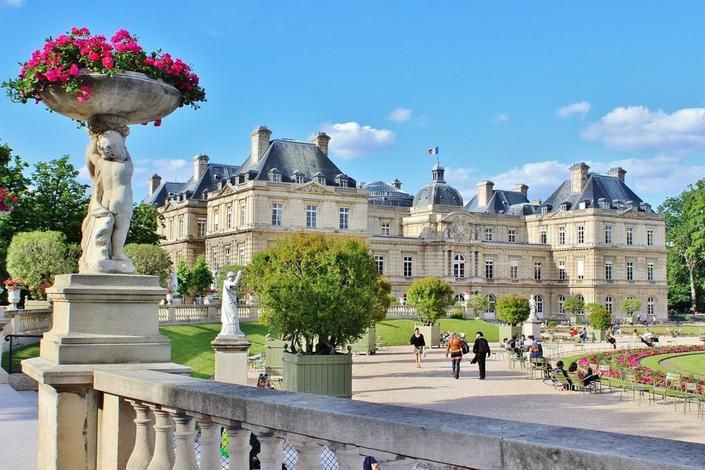 Walking around Luxembourg Gardens