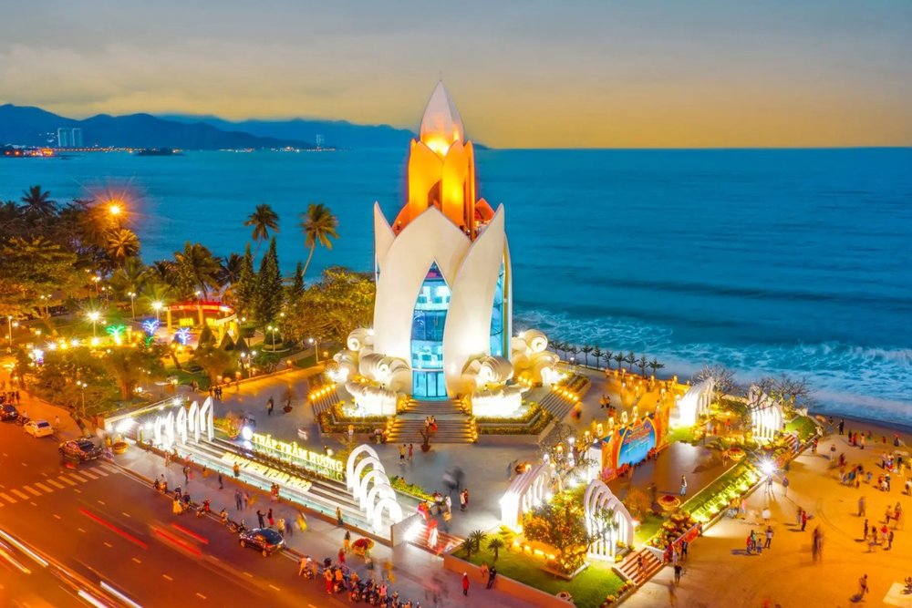 Tháp Trầm Hương Và Bãi Biển Trần Phú - Bản Giao Hưởng Giữa Kiến Trúc Và Đại Dương