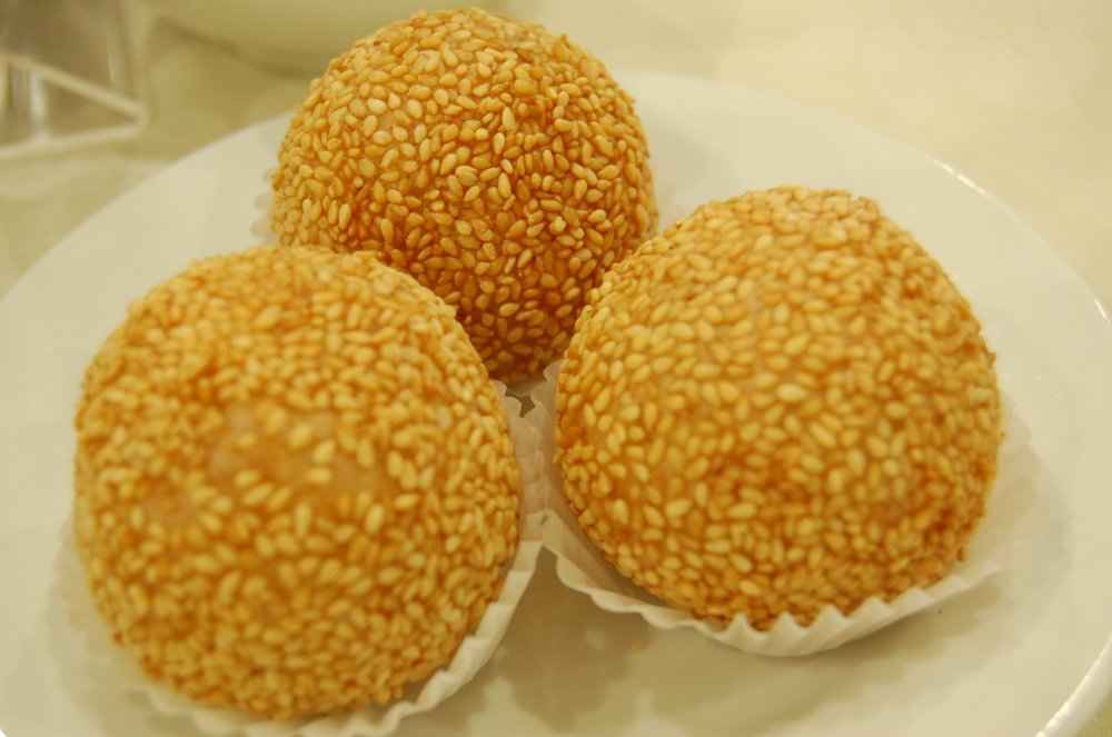 Popular Vietnamese street snack: Bánh Rán