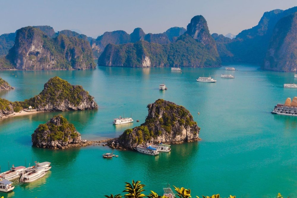 Vịnh Hạ Long - Biển & Núi Đá Trong Làn Sương