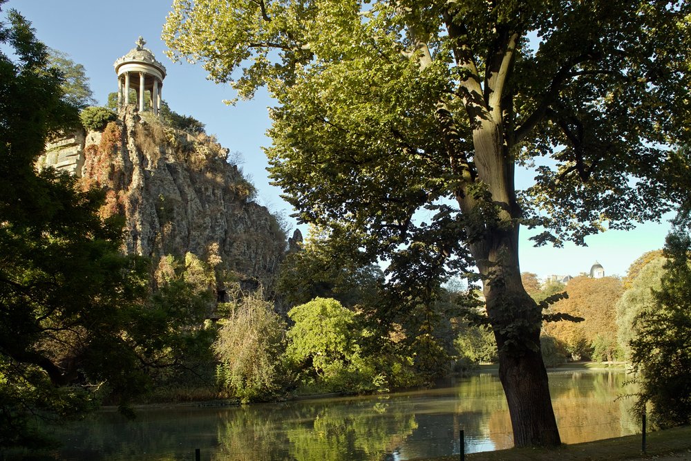  Cliffs, lake, and temple viewpoint at Parc des Buttes-Chaumont in Paris | Photo Credit: Wikimedia Commons