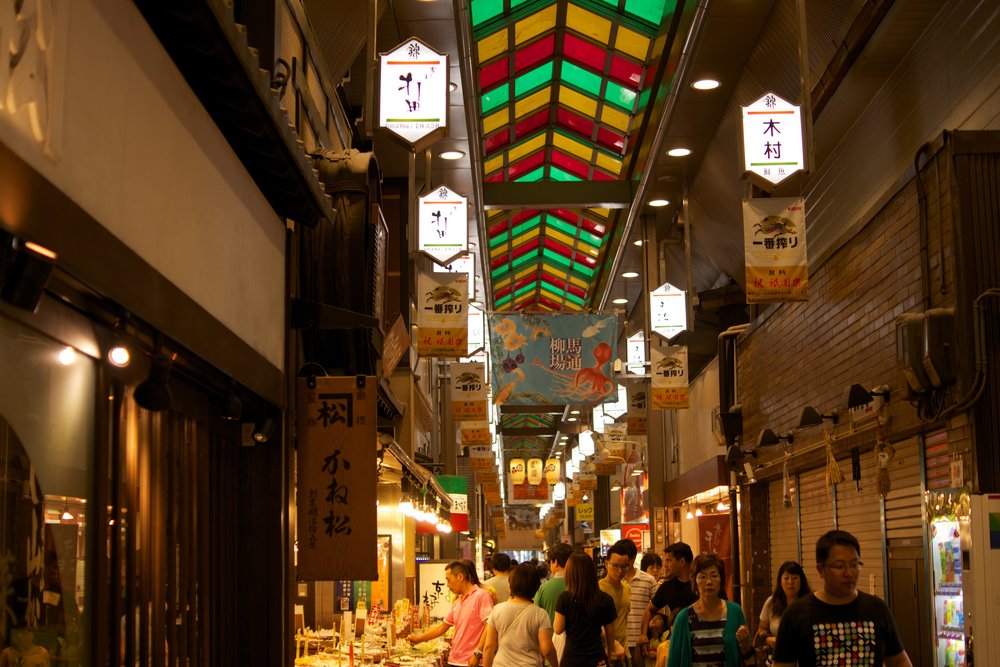 Food stalls at Nishiki Market | Photo Credits: Tetsushi Kimura on Flickr