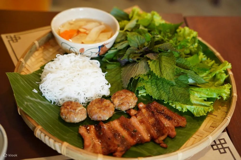  Buổi Trưa: Thưởng Thức Ẩm Thực Phố Cổ 