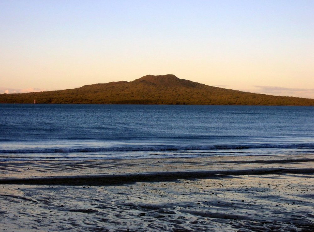 Calm shoreline at Takapuna Beach with views across the water | Photo Credit: Wikimedia Commons