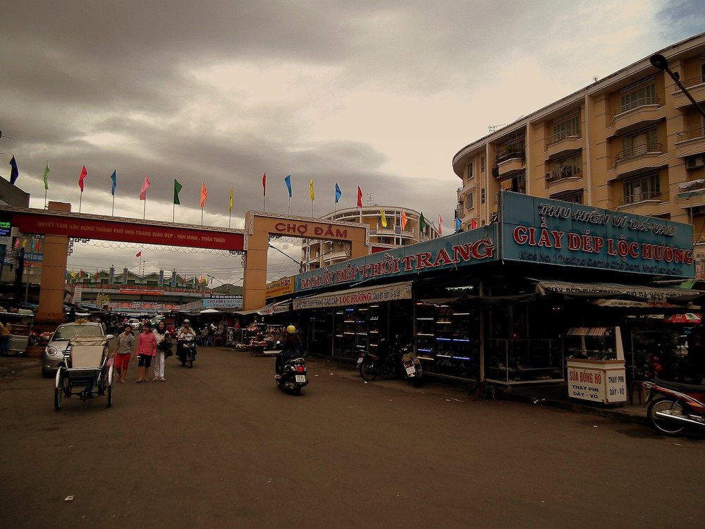 Dam Market in Nha Trang | Photo from calflier001 on Wikimedia