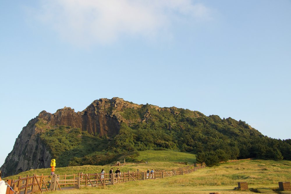  Tourists walking to Seongsan Ilchulbong in Jeju Island | Photo Credit: dari gan on Unsplash