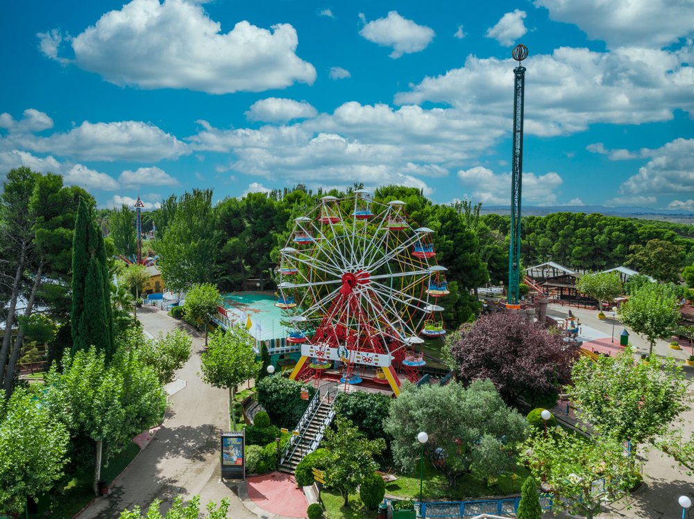 Ferris wheel and amusement rides at Parque de Atracciones, Madrid | Photo Credit: Wikimedia Commons