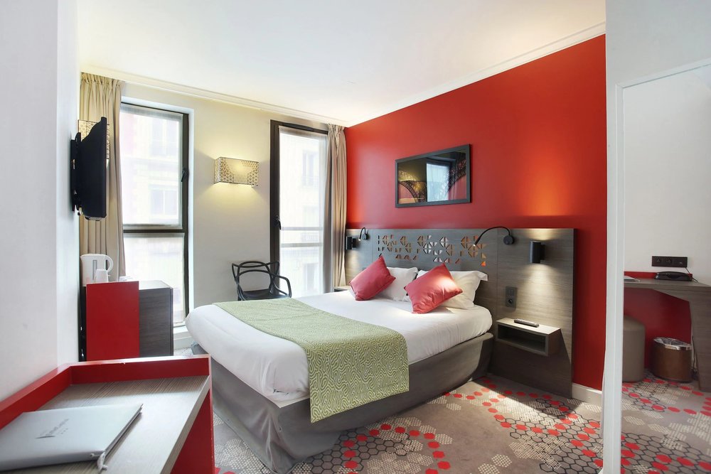 Hotel Eiffel Capitol room with red accent wall and double bed