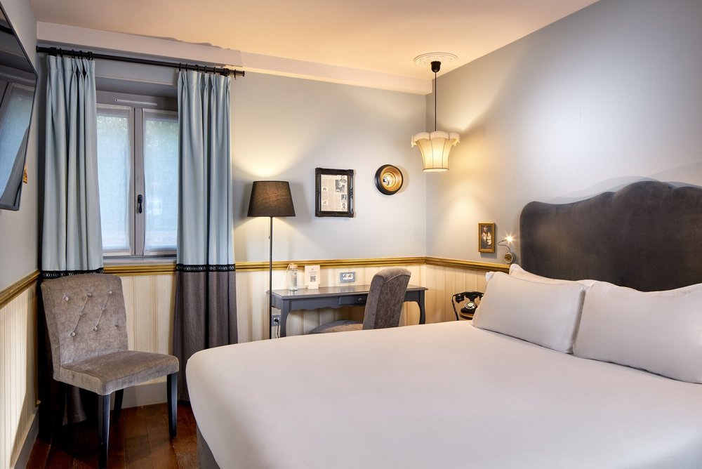 Elegant bedroom at Les Plumes Hotel with classic Parisian deco