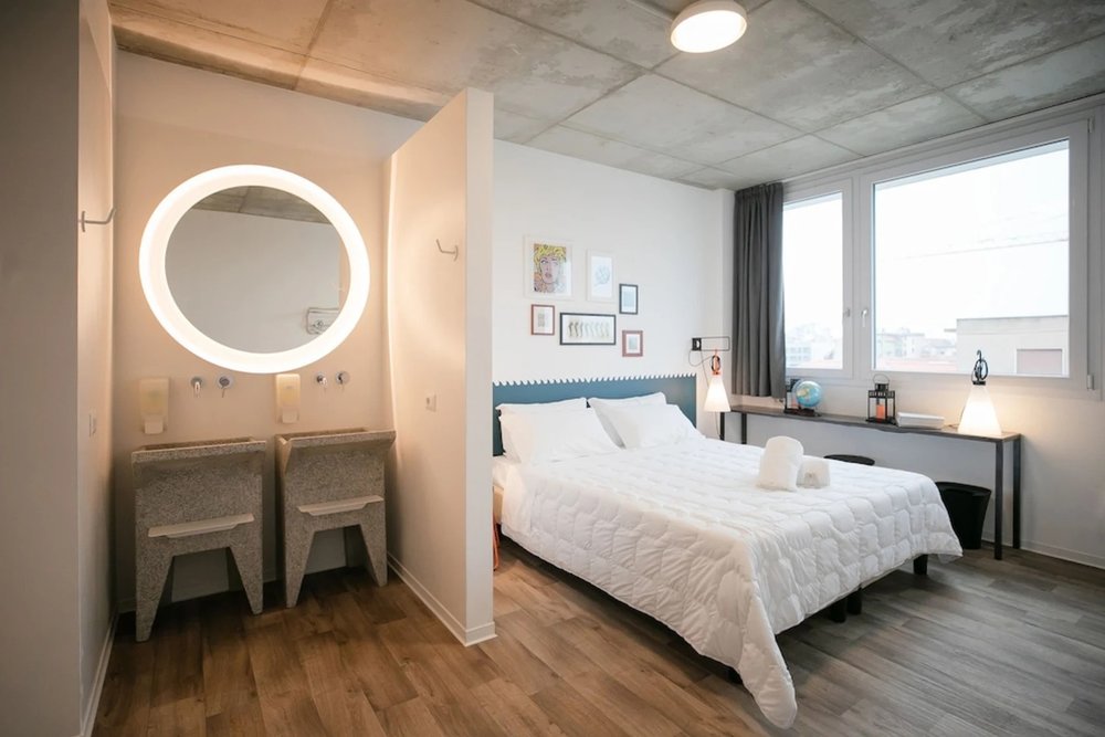 Stylish private room at Anda Venice Hostel in Mestre with double bed and vanity area