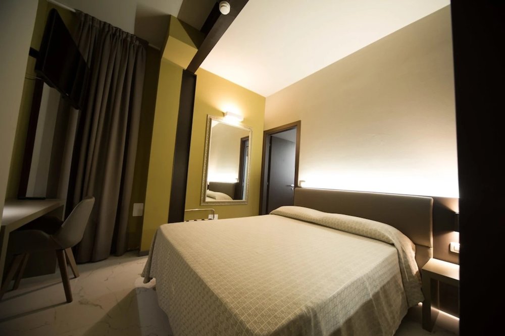 Simple and modern double room at Hotel Aaron near Mestre train station