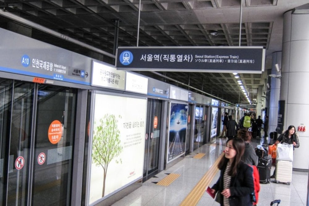 Bước 1: Sau Khi Xuất Cảnh, Đi Theo Bảng “Airport Railroad / AREX”