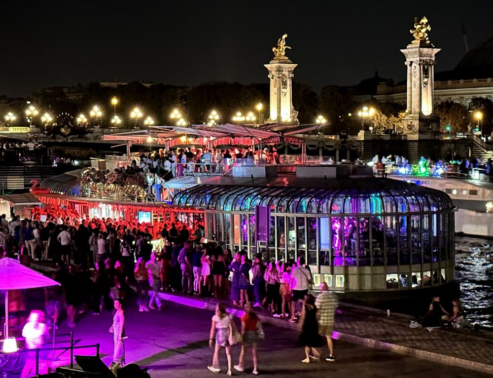 Rosa Bonheur sur Seine floating bar crowded with people at night by the river | Photo Credit: Wikimedia Commons